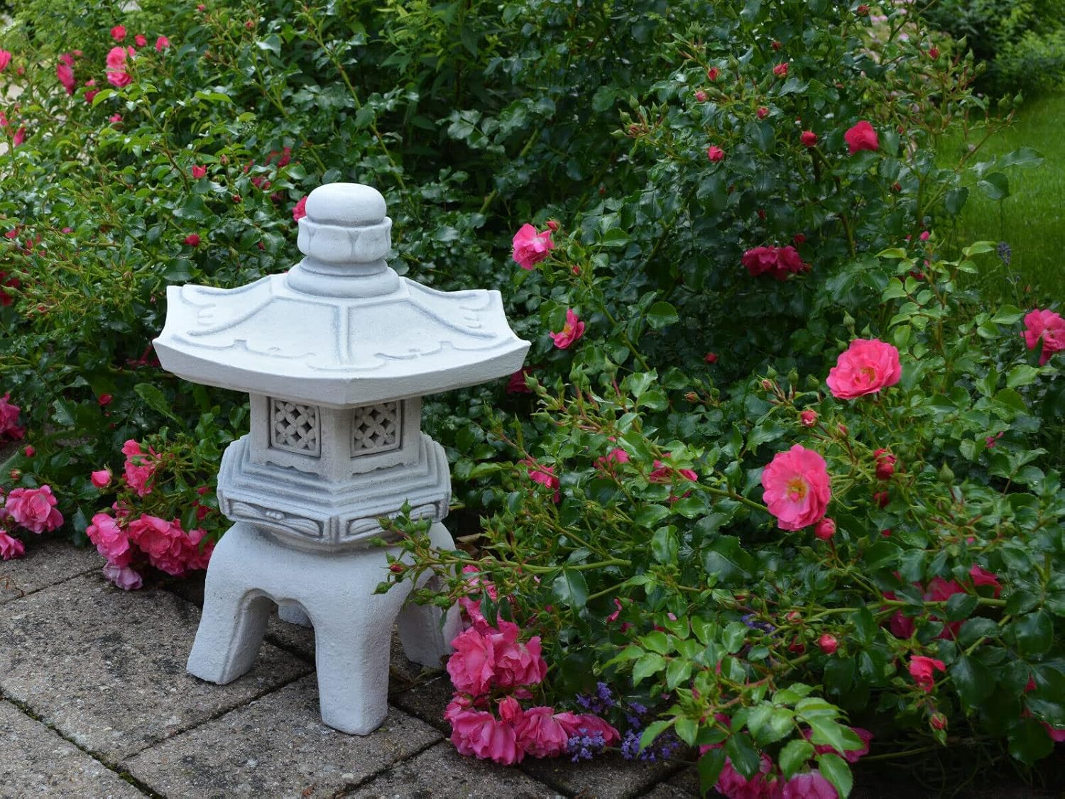 Gray Concrete Pagoda Lantern Statue Z11562
