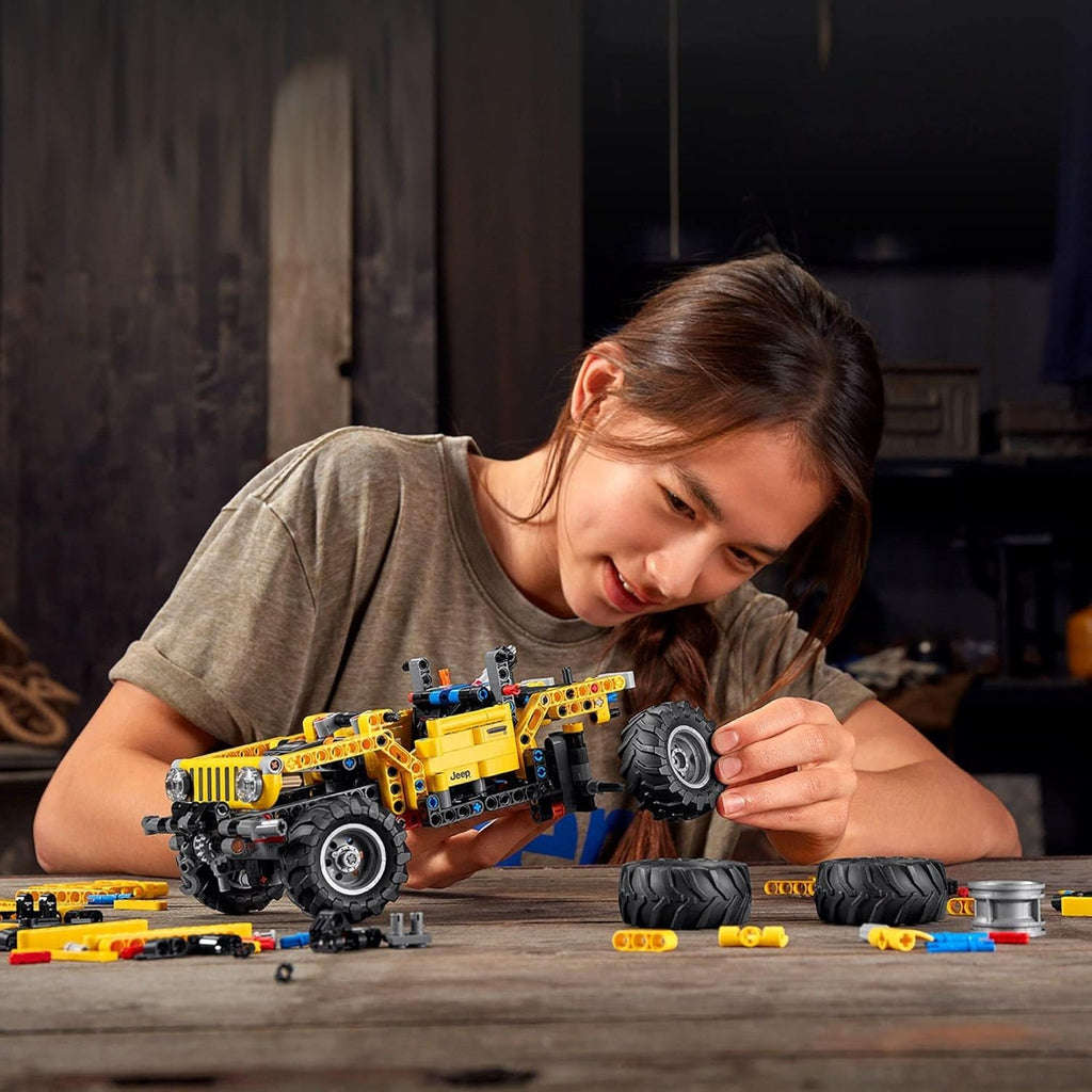 LEGO Technic Jeep Wrangler 4x4 Toy Car 42122 Model Building Kit O11447